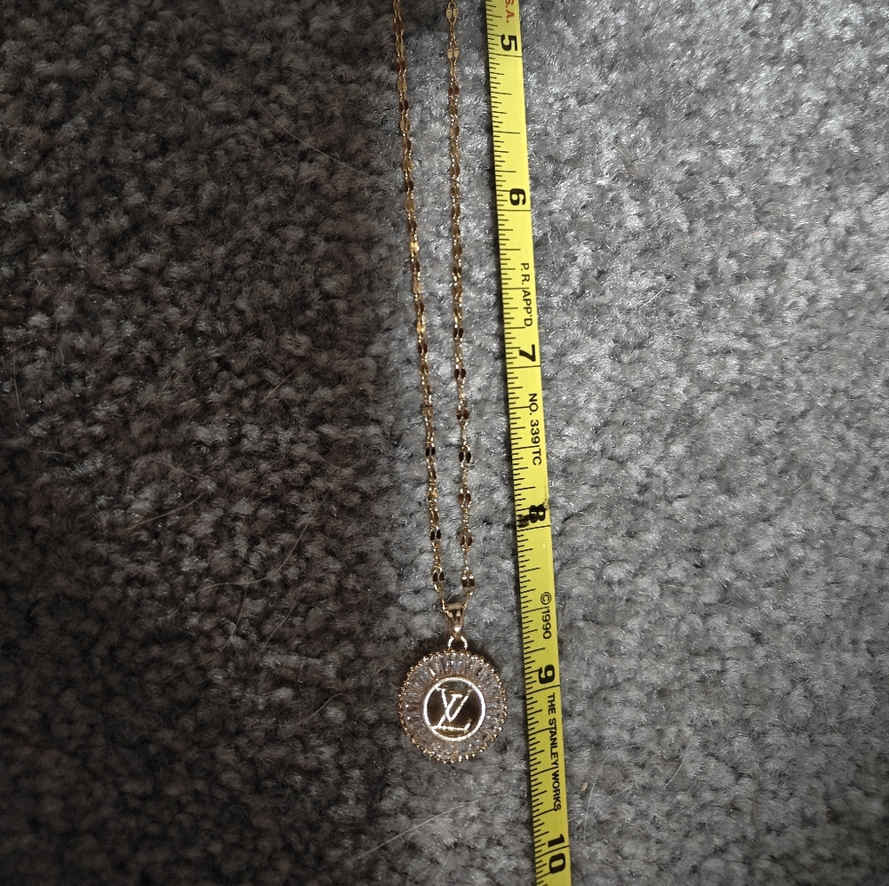 Elegant Gold Pendant Necklace LV Sparkling Lookslike